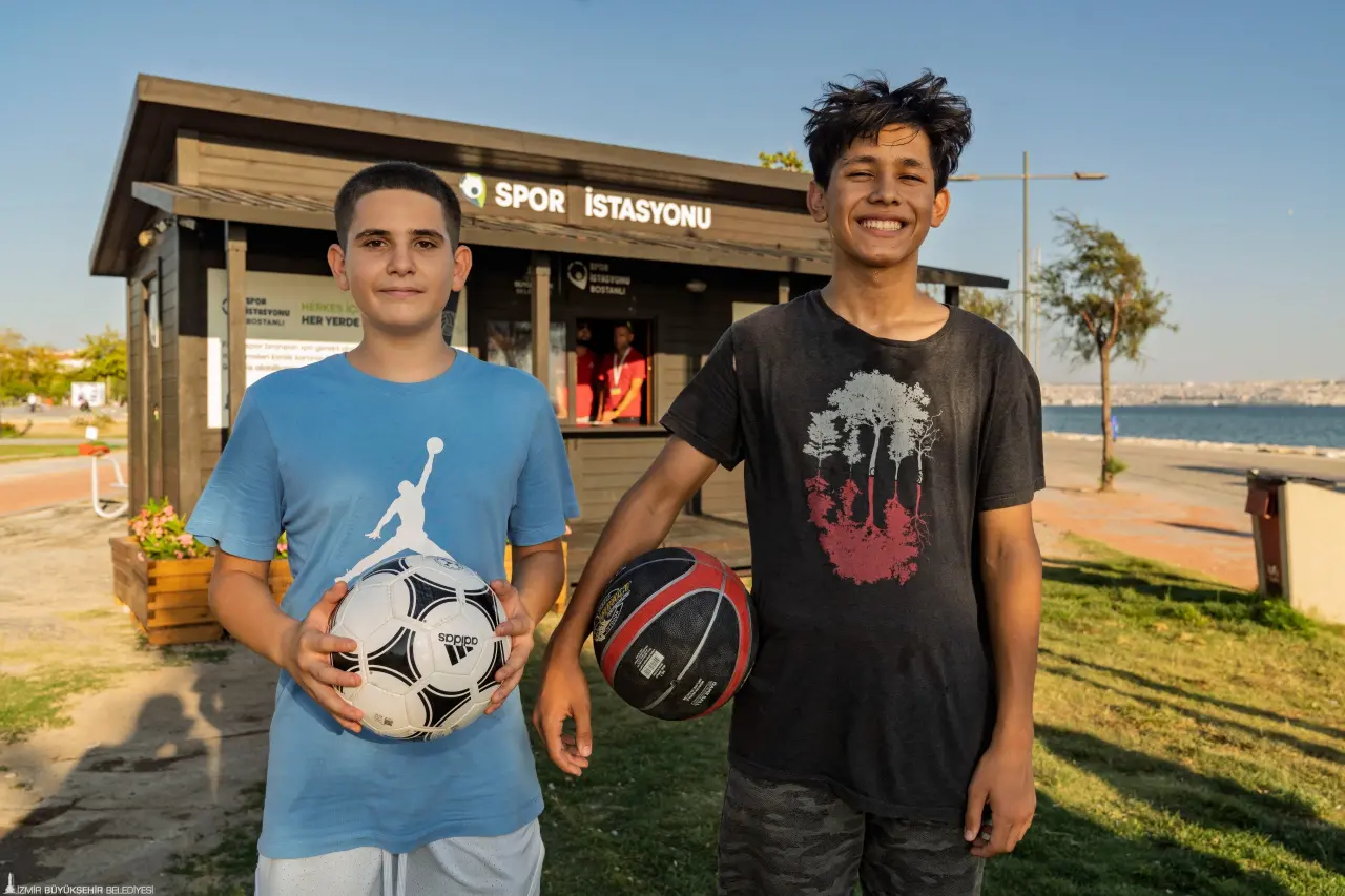 İzmir Büyükşehir Belediyesi’nin kent genelinde başlattığı Spor İstasyonu projesinin üçüncüsü Bostanlı Sahili’nde hizmete açıldı. İzmirlilerin 14 farklı branşta spor malzemesine ücretsiz ulaşıp spor yaptığı istasyonlar yakında Kültürpark ve İnciraltı’nda da olacak.    