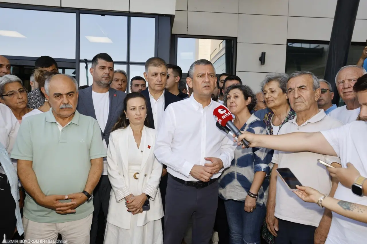 Cumhuriyet Halk Partisi (CHP) Genel Başkanı Özgür Özel ve İzmir Büyükşehir Belediye Başkanı Dr. Cemil Tugay, İzmir Şehir Hastanesi’ne giderek tedavi altında olan tutuklu Beylikdüzü Belediye Başkanı Mehmet Murat Çalık’ın ailesiyle görüştü. Başkan Özel, kendisine verilen bir kişilik hasta ziyareti hakkını Çalık’ın annesi Gülseren Çalık’a devrettiğini belirtti. 