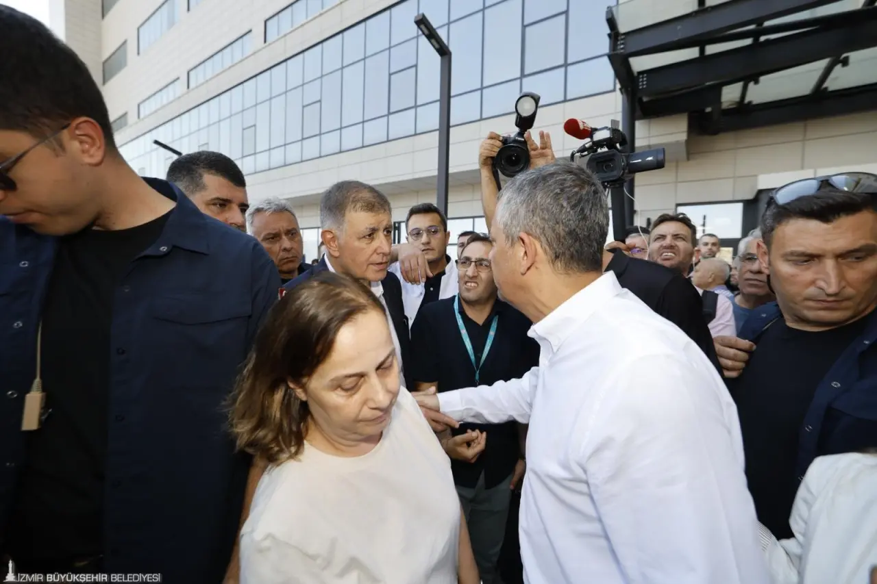 Cumhuriyet Halk Partisi (CHP) Genel Başkanı Özgür Özel ve İzmir Büyükşehir Belediye Başkanı Dr. Cemil Tugay, İzmir Şehir Hastanesi’ne giderek tedavi altında olan tutuklu Beylikdüzü Belediye Başkanı Mehmet Murat Çalık’ın ailesiyle görüştü. Başkan Özel, kendisine verilen bir kişilik hasta ziyareti hakkını Çalık’ın annesi Gülseren Çalık’a devrettiğini belirtti. 