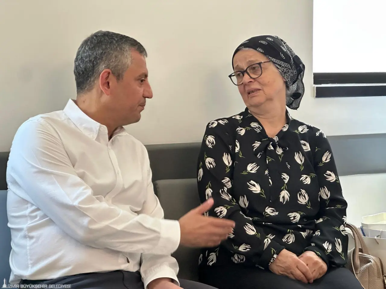 Cumhuriyet Halk Partisi (CHP) Genel Başkanı Özgür Özel ve İzmir Büyükşehir Belediye Başkanı Dr. Cemil Tugay, İzmir Şehir Hastanesi’ne giderek tedavi altında olan tutuklu Beylikdüzü Belediye Başkanı Mehmet Murat Çalık’ın ailesiyle görüştü. Başkan Özel, kendisine verilen bir kişilik hasta ziyareti hakkını Çalık’ın annesi Gülseren Çalık’a devrettiğini belirtti. 