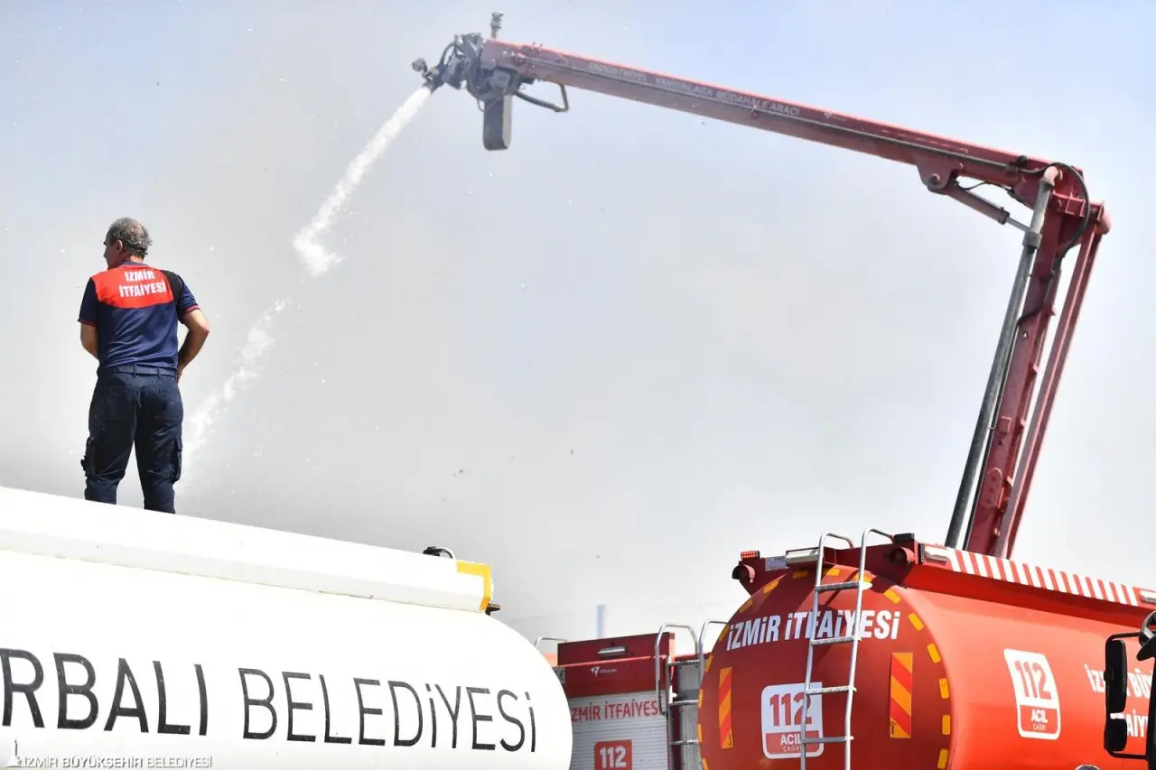 İzmir Büyükşehir Belediyesi İtfaiye Dairesi Başkanlığı ekipleri, Torbalı ve Urla’da çıkan yangınlara müdahale etti. Torbalı’daki yangınlardan bir fabrika ve zeytinlik alan etkilendi. Urla’da ise otluk alanda başlayan yangın kontrol altına alındı.