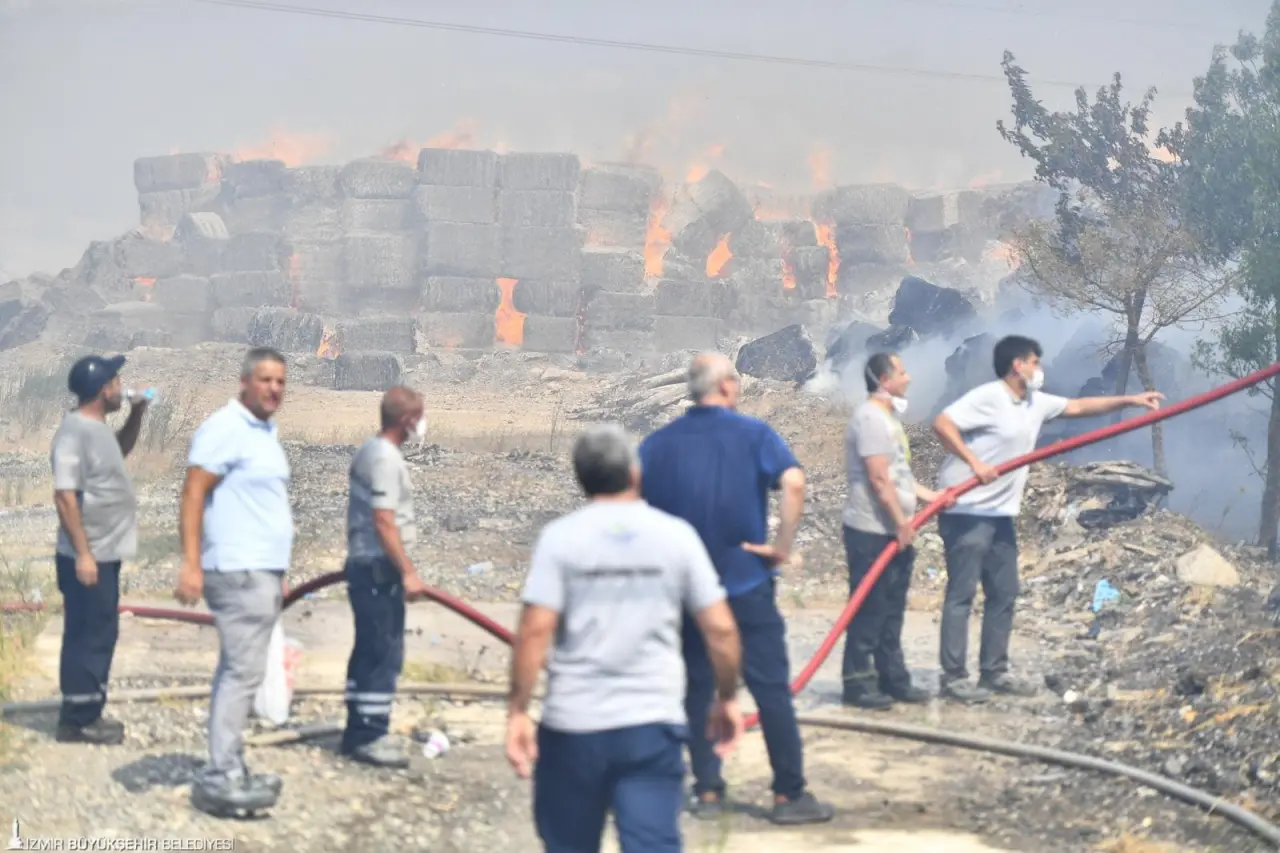 İzmir Büyükşehir Belediyesi İtfaiye Dairesi Başkanlığı ekipleri, Torbalı ve Urla’da çıkan yangınlara müdahale etti. Torbalı’daki yangınlardan bir fabrika ve zeytinlik alan etkilendi. Urla’da ise otluk alanda başlayan yangın kontrol altına alındı.