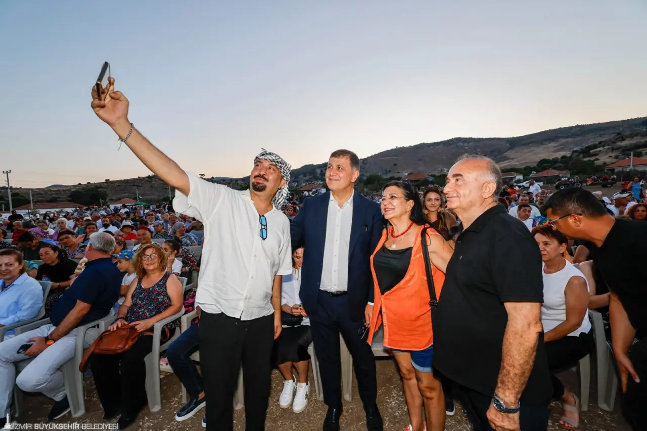 Dikili Deliktaş'ta Bamya Festivali ve Halk Ozanları Gecesi'ne eşi Öznur Tugay ile katılan İzmir Büyükşehir Belediye Başkanı Dr. Cemil Tugay, İzmir Büyükşehir Belediyesi olarak önümüzdeki yıl festivalin önemli bir destekçisi olacaklarını belirtti.