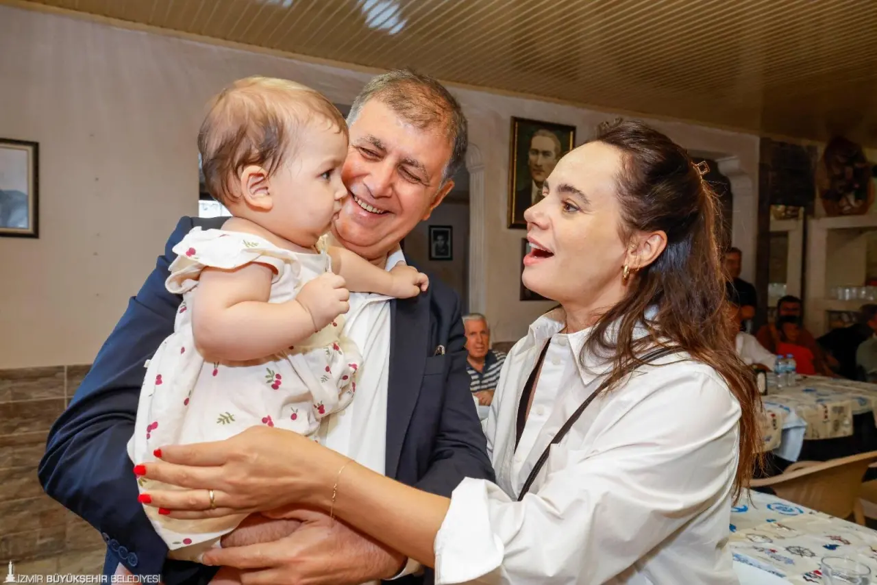 Dikili Deliktaş'ta Bamya Festivali ve Halk Ozanları Gecesi'ne eşi Öznur Tugay ile katılan İzmir Büyükşehir Belediye Başkanı Dr. Cemil Tugay, İzmir Büyükşehir Belediyesi olarak önümüzdeki yıl festivalin önemli bir destekçisi olacaklarını belirtti.