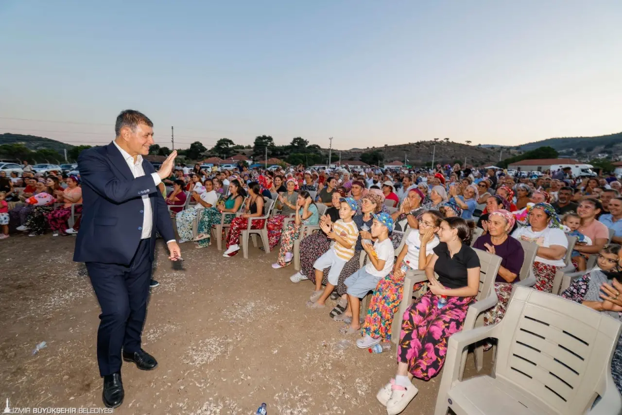 Dikili Deliktaş'ta Bamya Festivali ve Halk Ozanları Gecesi'ne eşi Öznur Tugay ile katılan İzmir Büyükşehir Belediye Başkanı Dr. Cemil Tugay, İzmir Büyükşehir Belediyesi olarak önümüzdeki yıl festivalin önemli bir destekçisi olacaklarını belirtti.