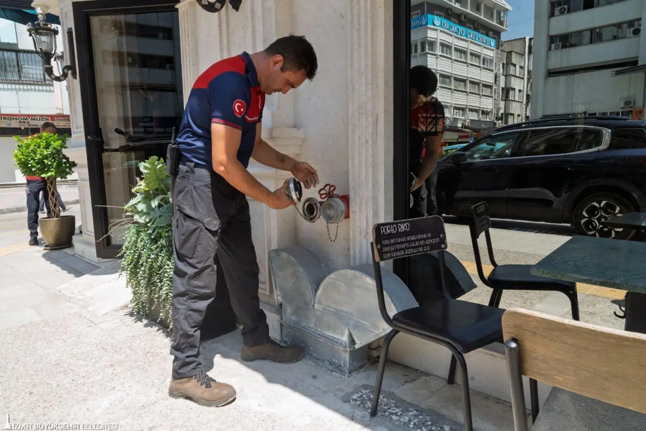 İzmir Büyükşehir Belediyesi İtfaiyesi, kentin güvenliğini sağlamak için başta turizm işletmeleri olmak üzere alışveriş merkezleri, eğitim tesisleri gibi insan yoğunluğunun bulunduğu alanlarda denetimlerini sürdürüyor.