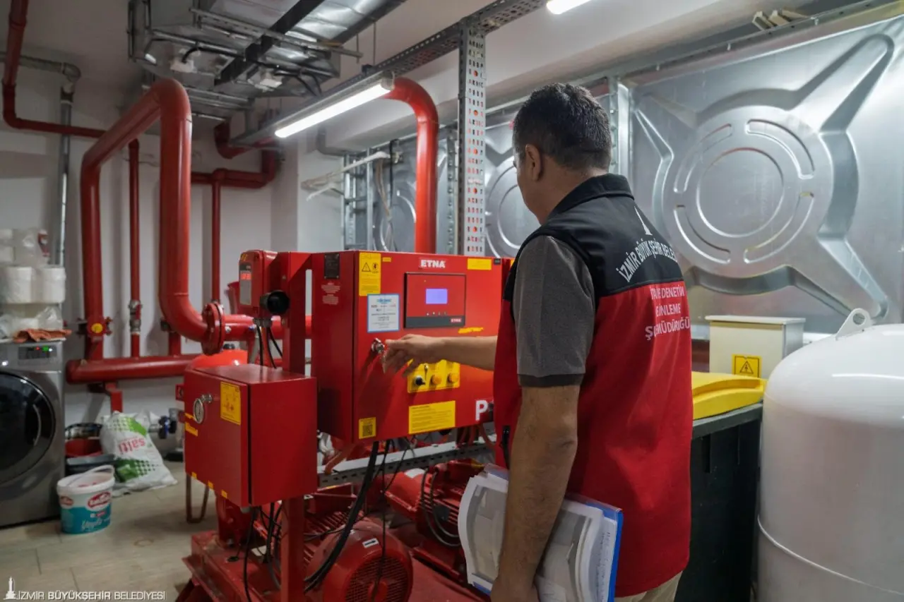 İzmir Büyükşehir Belediyesi İtfaiyesi, kentin güvenliğini sağlamak için başta turizm işletmeleri olmak üzere alışveriş merkezleri, eğitim tesisleri gibi insan yoğunluğunun bulunduğu alanlarda denetimlerini sürdürüyor.