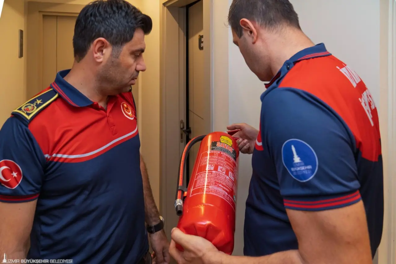 İzmir Büyükşehir Belediyesi İtfaiyesi, kentin güvenliğini sağlamak için başta turizm işletmeleri olmak üzere alışveriş merkezleri, eğitim tesisleri gibi insan yoğunluğunun bulunduğu alanlarda denetimlerini sürdürüyor.