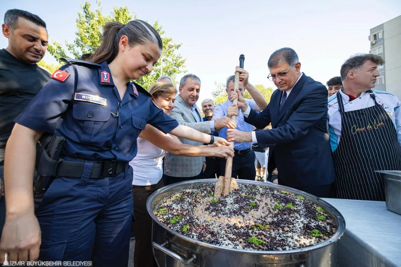 İzmir Büyükşehir Belediye Başkanı Dr. Cemil Tugay, Muharrem ayı nedeniyle Karşıyaka Mustafa Kemal Mahallesi'nde düzenlenen aşure etkinliğine katıldı. Birlik ve beraberlik mesajı veren Başkan Tugay, “Sıkıntılı günler geçiriyoruz. Ancak mücadele etmeye kararlıyım. Benim tanıdığım Mustafa Kemal Mahallesi de, Karşıyaka da, İzmir de asla mücadeleyi bırakmaz” diye konuştu.