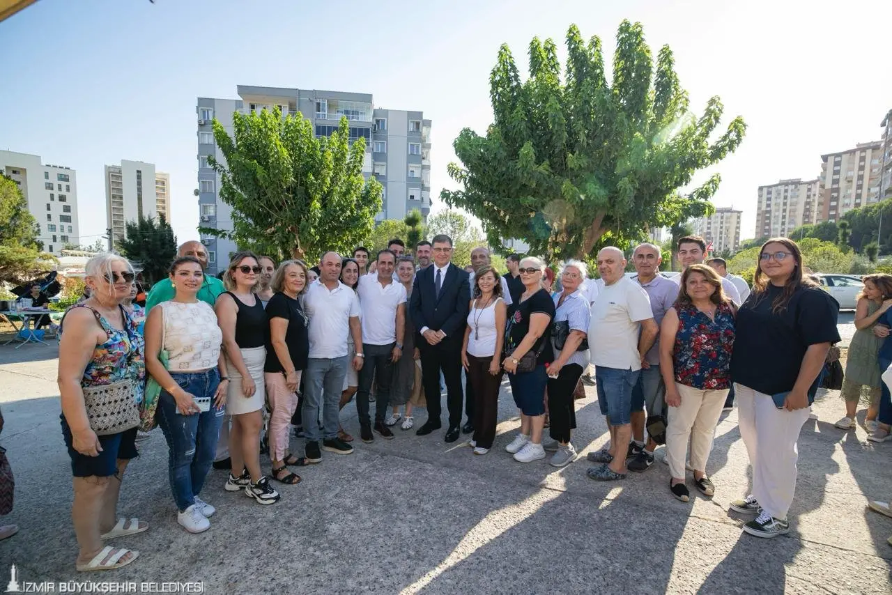 İzmir Büyükşehir Belediye Başkanı Dr. Cemil Tugay, Muharrem ayı nedeniyle Karşıyaka Mustafa Kemal Mahallesi'nde düzenlenen aşure etkinliğine katıldı. Birlik ve beraberlik mesajı veren Başkan Tugay, “Sıkıntılı günler geçiriyoruz. Ancak mücadele etmeye kararlıyım. Benim tanıdığım Mustafa Kemal Mahallesi de, Karşıyaka da, İzmir de asla mücadeleyi bırakmaz” diye konuştu.