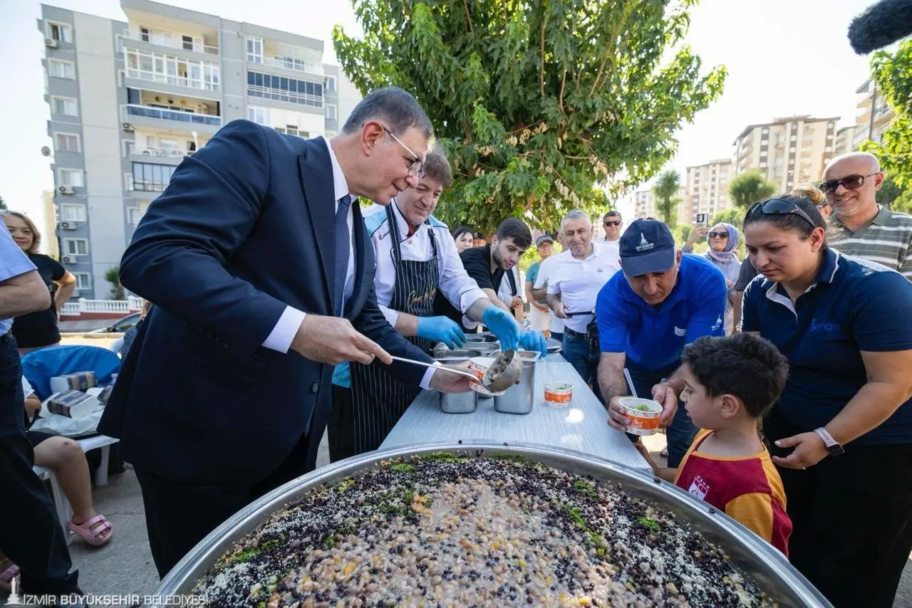 İzmir Büyükşehir Belediye Başkanı Dr. Cemil Tugay, Muharrem ayı nedeniyle Karşıyaka Mustafa Kemal Mahallesi'nde düzenlenen aşure etkinliğine katıldı. Birlik ve beraberlik mesajı veren Başkan Tugay, “Sıkıntılı günler geçiriyoruz. Ancak mücadele etmeye kararlıyım. Benim tanıdığım Mustafa Kemal Mahallesi de, Karşıyaka da, İzmir de asla mücadeleyi bırakmaz” diye konuştu.