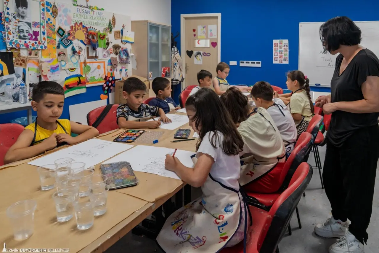 İzmir Büyükşehir Belediyesi, yaz döneminde çocukların çok yönlü gelişimine katkı sunmak amacıyla sekiz Çocuk Merkezi’nde ücretsiz sanat, spor, gezi, proje ve eğitim temelli atölye çalışmaları düzenliyor. Çocukların yaz tatilini verimli bir şekilde geçirmesini sağlayan etkinlikler, 15 Ağustos’a kadar devam edecek.