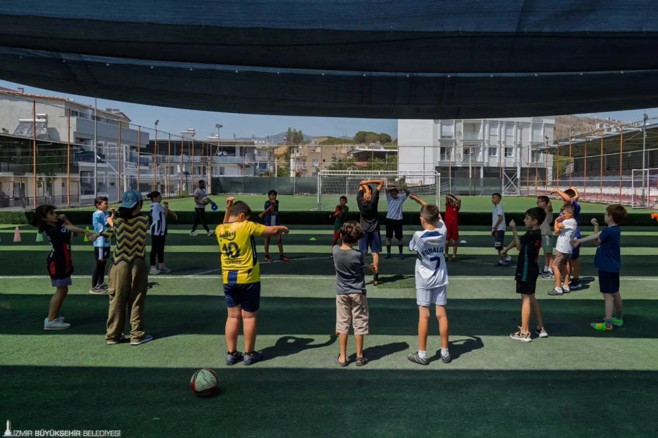İzmir Büyükşehir Belediyesi, yaz döneminde çocukların çok yönlü gelişimine katkı sunmak amacıyla sekiz Çocuk Merkezi’nde ücretsiz sanat, spor, gezi, proje ve eğitim temelli atölye çalışmaları düzenliyor. Çocukların yaz tatilini verimli bir şekilde geçirmesini sağlayan etkinlikler, 15 Ağustos’a kadar devam edecek.