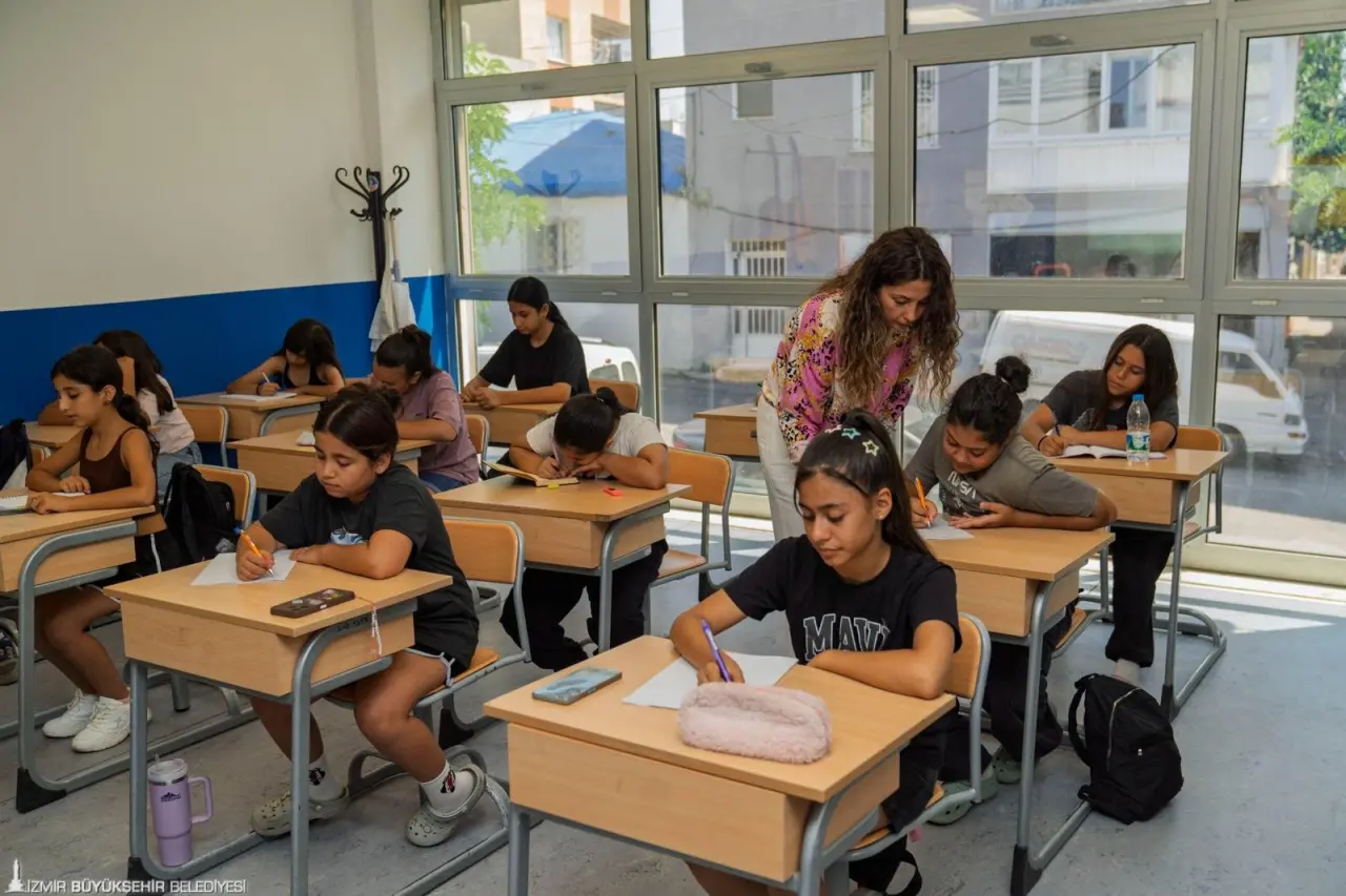 İzmir Büyükşehir Belediyesi, yaz döneminde çocukların çok yönlü gelişimine katkı sunmak amacıyla sekiz Çocuk Merkezi’nde ücretsiz sanat, spor, gezi, proje ve eğitim temelli atölye çalışmaları düzenliyor. Çocukların yaz tatilini verimli bir şekilde geçirmesini sağlayan etkinlikler, 15 Ağustos’a kadar devam edecek.