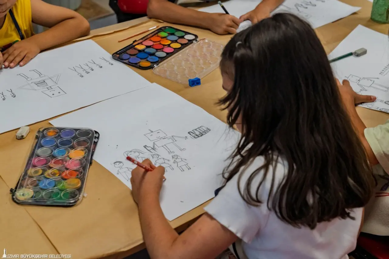 İzmir Büyükşehir Belediyesi, yaz döneminde çocukların çok yönlü gelişimine katkı sunmak amacıyla sekiz Çocuk Merkezi’nde ücretsiz sanat, spor, gezi, proje ve eğitim temelli atölye çalışmaları düzenliyor. Çocukların yaz tatilini verimli bir şekilde geçirmesini sağlayan etkinlikler, 15 Ağustos’a kadar devam edecek.