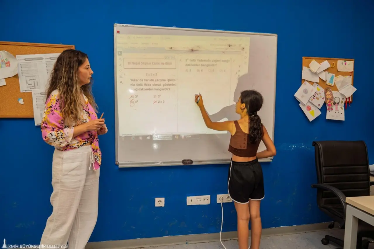 İzmir Büyükşehir Belediyesi, yaz döneminde çocukların çok yönlü gelişimine katkı sunmak amacıyla sekiz Çocuk Merkezi’nde ücretsiz sanat, spor, gezi, proje ve eğitim temelli atölye çalışmaları düzenliyor. Çocukların yaz tatilini verimli bir şekilde geçirmesini sağlayan etkinlikler, 15 Ağustos’a kadar devam edecek.