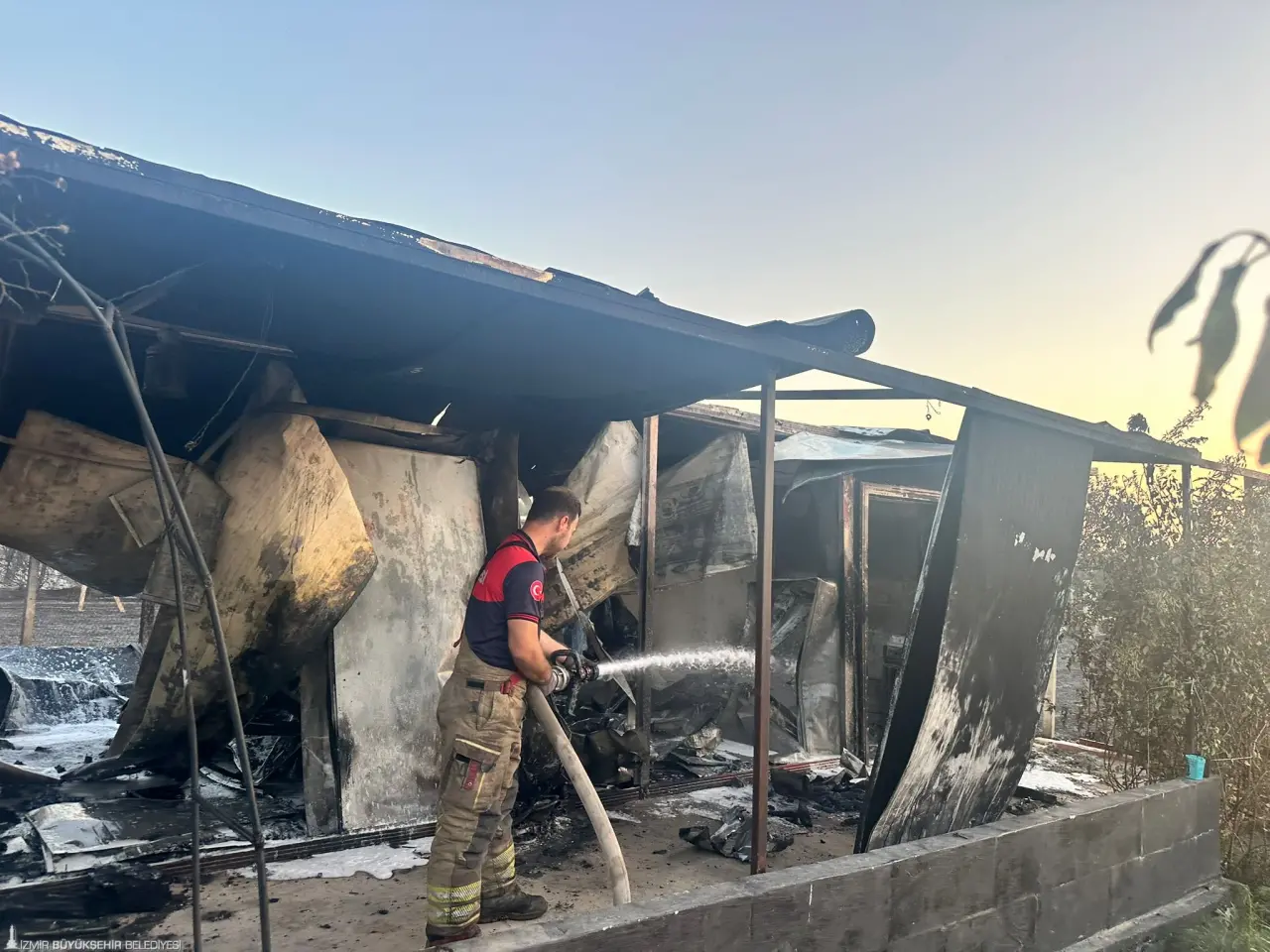 İzmir Büyükşehir Belediyesi itfaiye ekipleri İzmir’in Menderes ilçesinde Oğlananası’nda otluk alanda başlayan yangına müdahale etti. 6 yaşam konteyneri, 1 anız alanın zarar gördüğü yangın kontrol altına alındı. İtfaiye ekiplerinin yoğun mücadelesiyle Bayındır’daki yangın da söndürüldü.