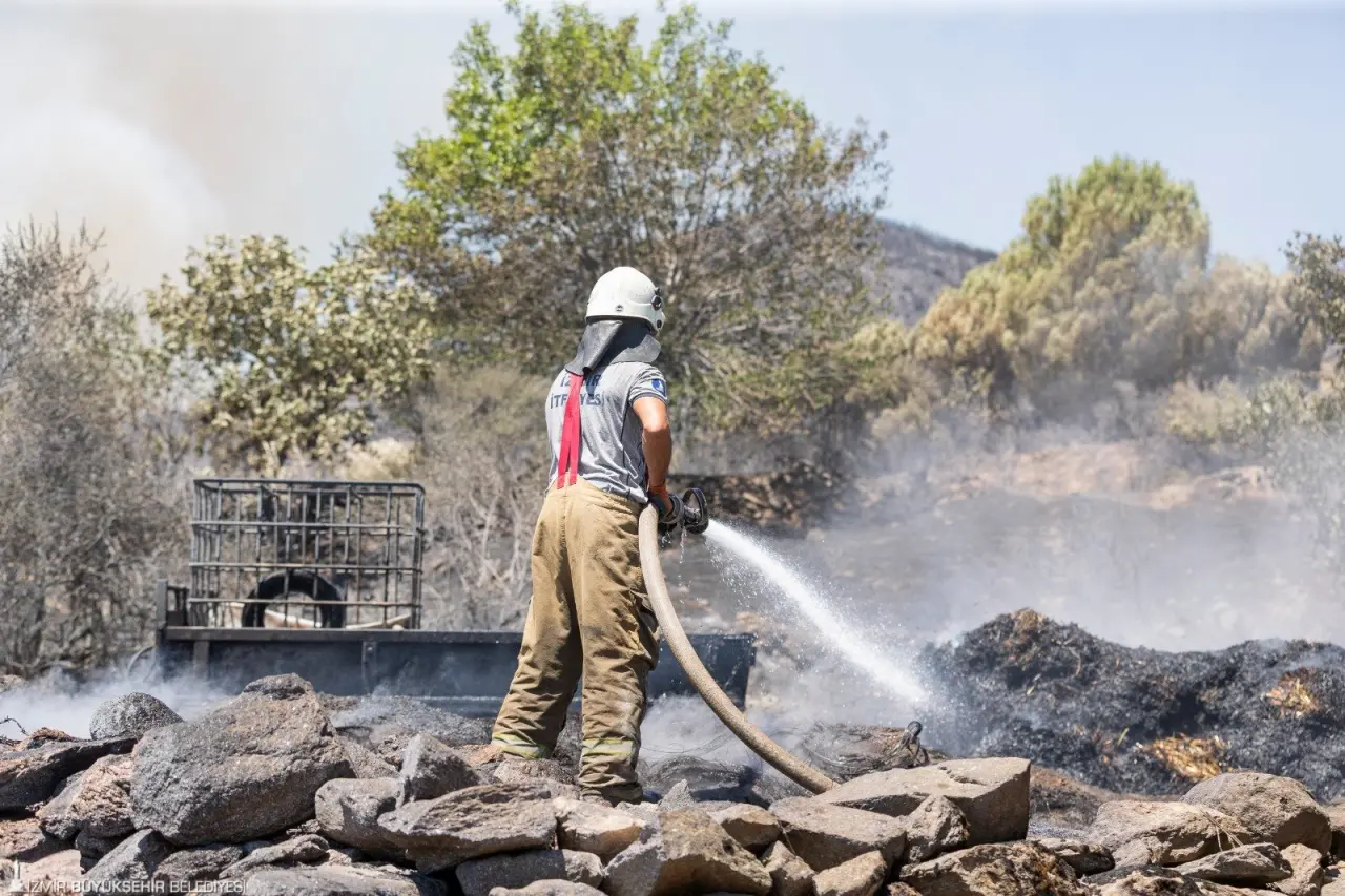 İzmir Büyükşehir Belediyesi İtfaiye Dairesi Başkanlığı ekipleri, sıcaklıkların 40 dereceye ulaştığı İzmir’de yangın çıkmaması için yurttaşlara dikkatli olmaları çağrısında bulundu.