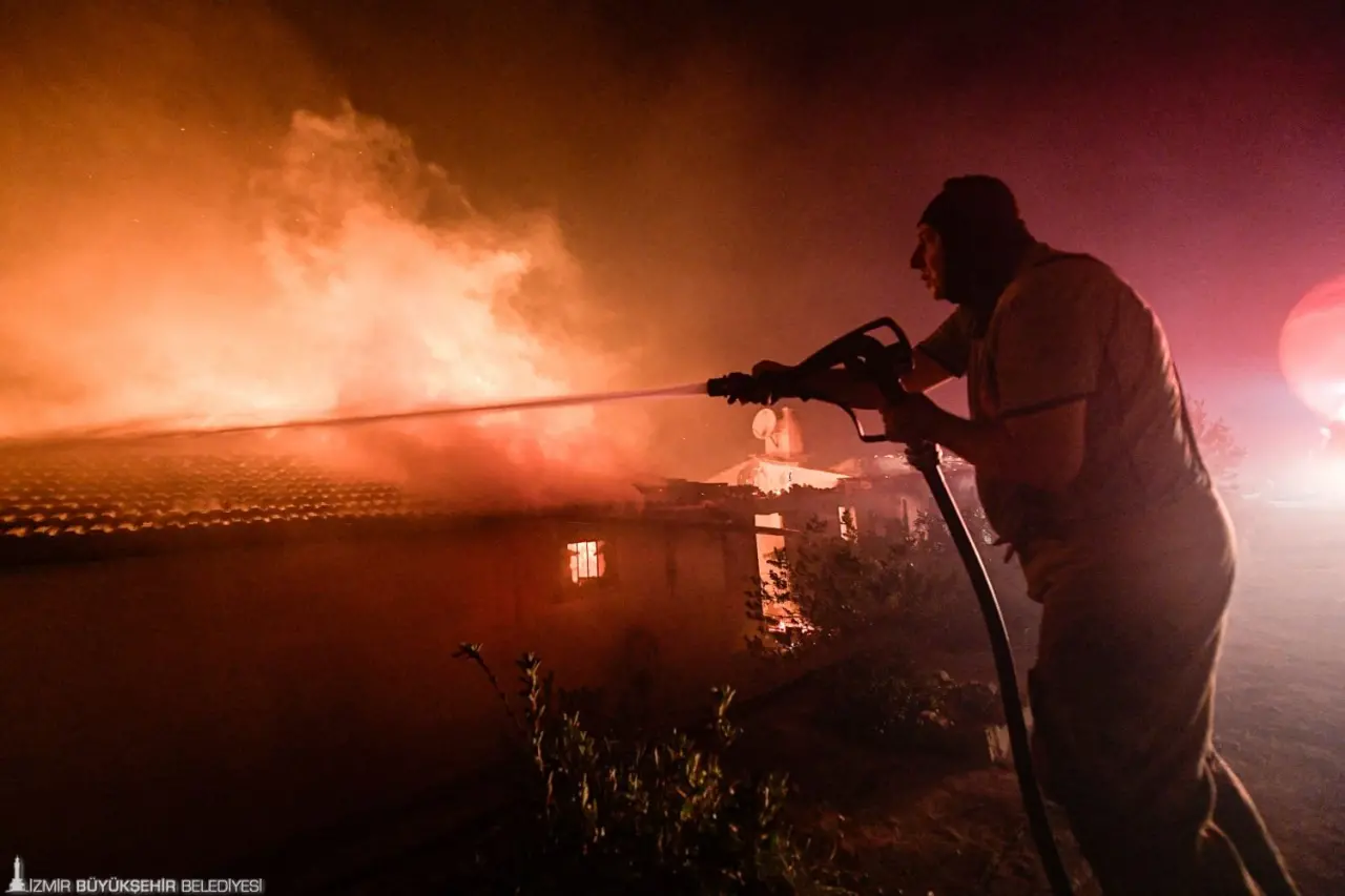 İzmir Büyükşehir Belediyesi İtfaiye Dairesi Başkanlığı ekipleri, sıcaklıkların 40 dereceye ulaştığı İzmir’de yangın çıkmaması için yurttaşlara dikkatli olmaları çağrısında bulundu.