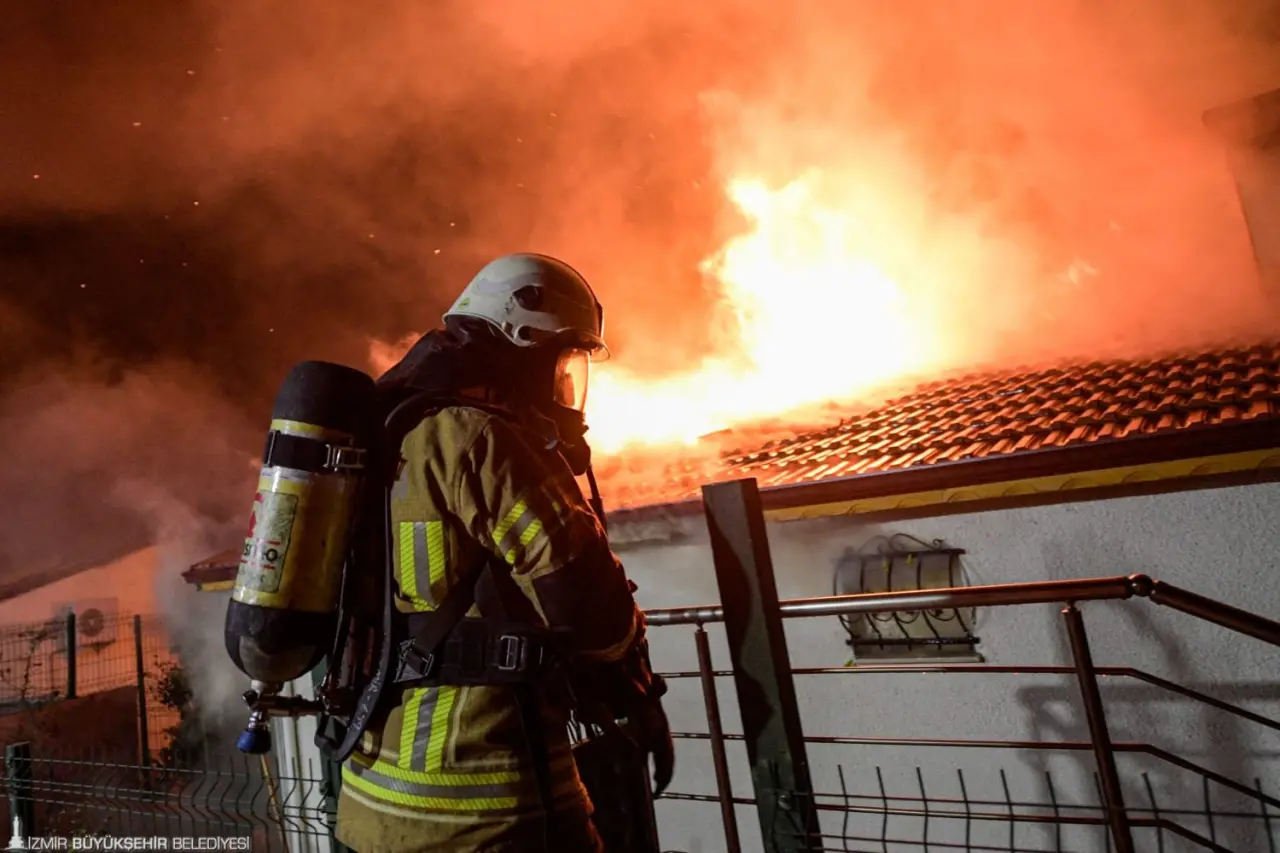 İzmir Büyükşehir Belediyesi İtfaiye Dairesi Başkanlığı ekipleri, sıcaklıkların 40 dereceye ulaştığı İzmir’de yangın çıkmaması için yurttaşlara dikkatli olmaları çağrısında bulundu.
