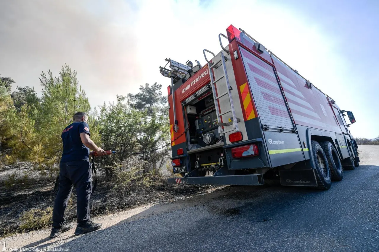 İzmir Büyükşehir Belediyesi İtfaiye Dairesi Başkanlığı ekipleri, sıcaklıkların 40 dereceye ulaştığı İzmir’de yangın çıkmaması için yurttaşlara dikkatli olmaları çağrısında bulundu.
