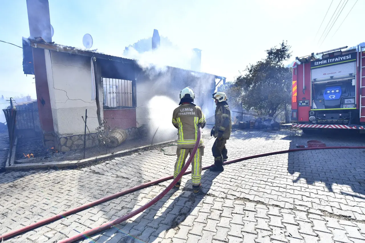 İzmir'in Bayındır ilçesine bağlı Yeşilova Mahallesi’nde çıkan ot yangını, rüzgarın etkisiyle kısa sürede yerleşim alanlarını tehdit etti. İzmir Büyükşehir Belediyesi İtfaiye ekipleri, tahliye kararı verilen mahallede yaşayan 100 yurttaşı, güvenli bölgelere sevk etti. 