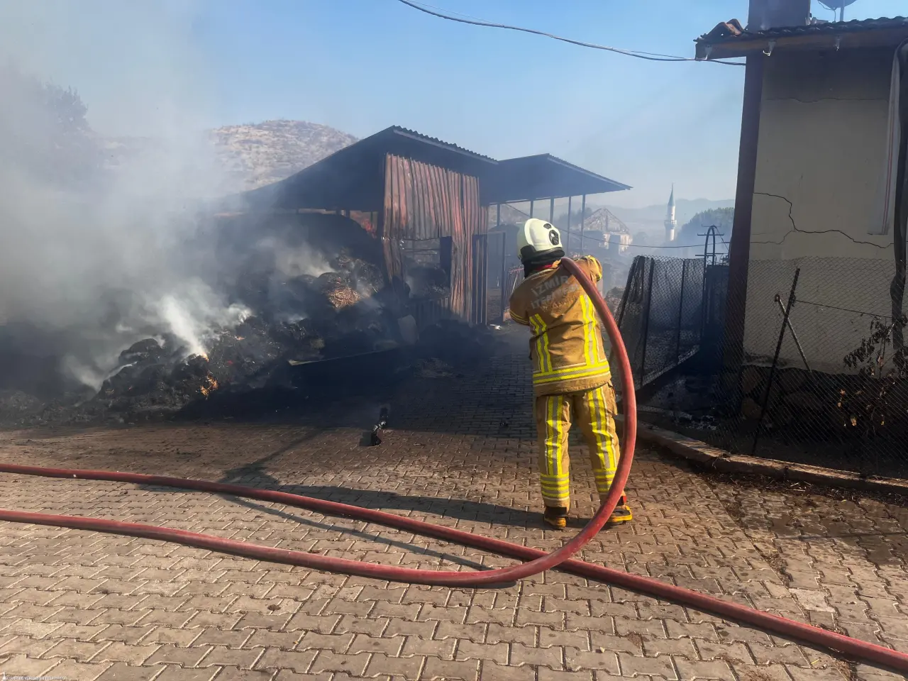 İzmir'in Bayındır ilçesine bağlı Yeşilova Mahallesi’nde çıkan ot yangını, rüzgarın etkisiyle kısa sürede yerleşim alanlarını tehdit etti. İzmir Büyükşehir Belediyesi İtfaiye ekipleri, tahliye kararı verilen mahallede yaşayan 100 yurttaşı, güvenli bölgelere sevk etti. 