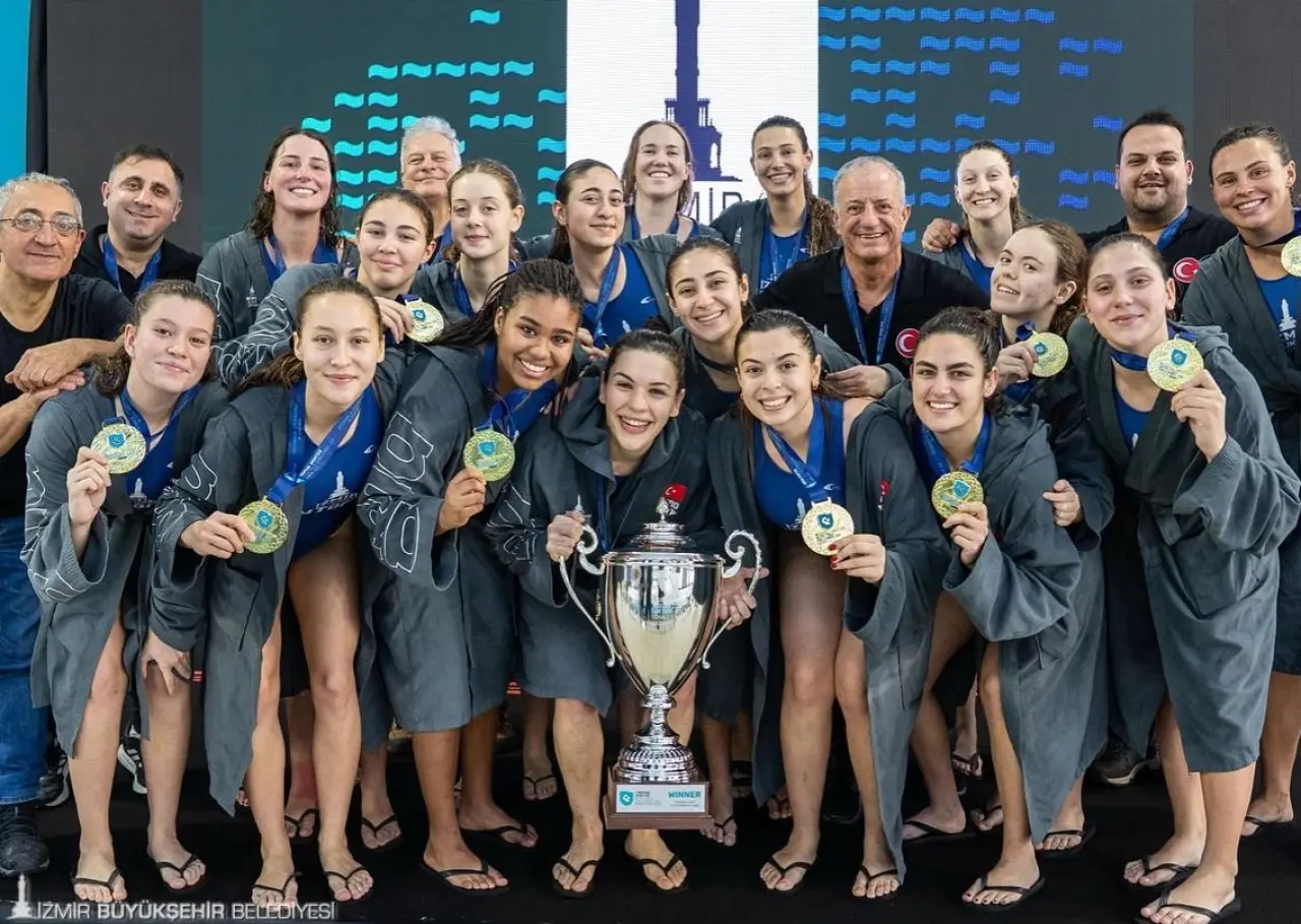 İzmir Büyükşehir Belediye Başkanı Dr. Cemil Tugay’ın spor ve gençlik kenti hedefi doğrultusunda ulusal ve uluslararası pek çok organizasyona ev sahipliği yapan Celal Atik Spor Salonu, hazırlık kampı kapsamında U-18 Sutopu Kadın Milli Takımı’nı ağırladı.