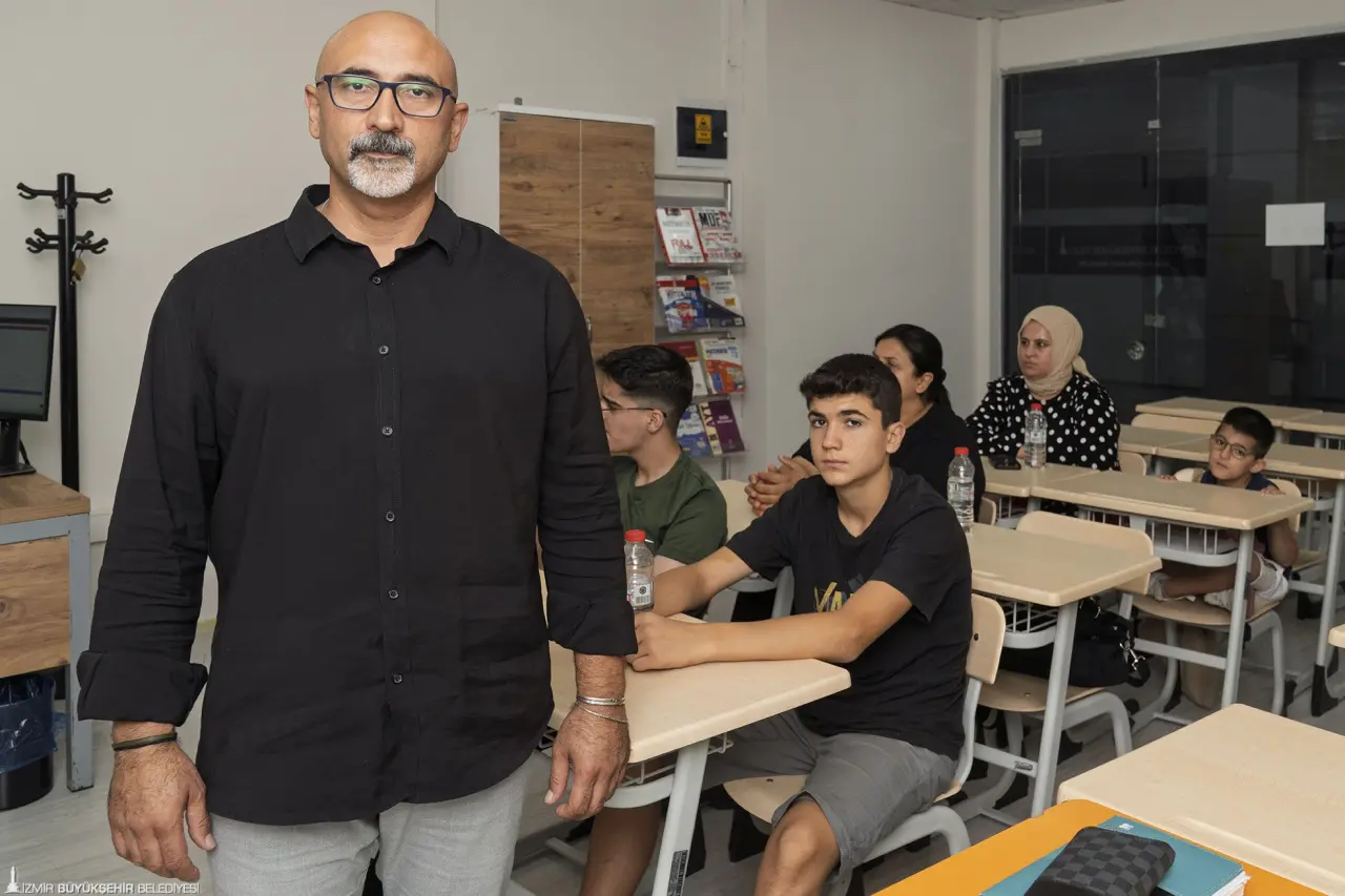 İzmir Büyükşehir Belediyesi Sınav Destek Merkezi, Liselere Geçiş Sistemi (LGS) ve Yükseköğretim Kurumları Sınavı’na (YKS) giren öğrenciler için tercih desteği sunuyor. Alanında uzman rehberlik kadrosu ile puanlarına uygun okul tercihi için ikili görüşme yapan öğrenciler, hem sınava hazırlanırken hem de tercih döneminde merkezin faydasını gördüğünü belirtiyor.