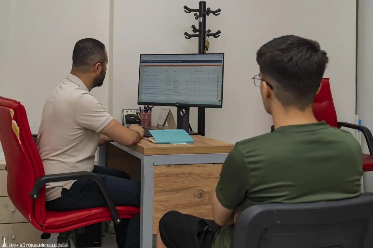 İzmir Büyükşehir Belediyesi Sınav Destek Merkezi, Liselere Geçiş Sistemi (LGS) ve Yükseköğretim Kurumları Sınavı’na (YKS) giren öğrenciler için tercih desteği sunuyor. Alanında uzman rehberlik kadrosu ile puanlarına uygun okul tercihi için ikili görüşme yapan öğrenciler, hem sınava hazırlanırken hem de tercih döneminde merkezin faydasını gördüğünü belirtiyor.