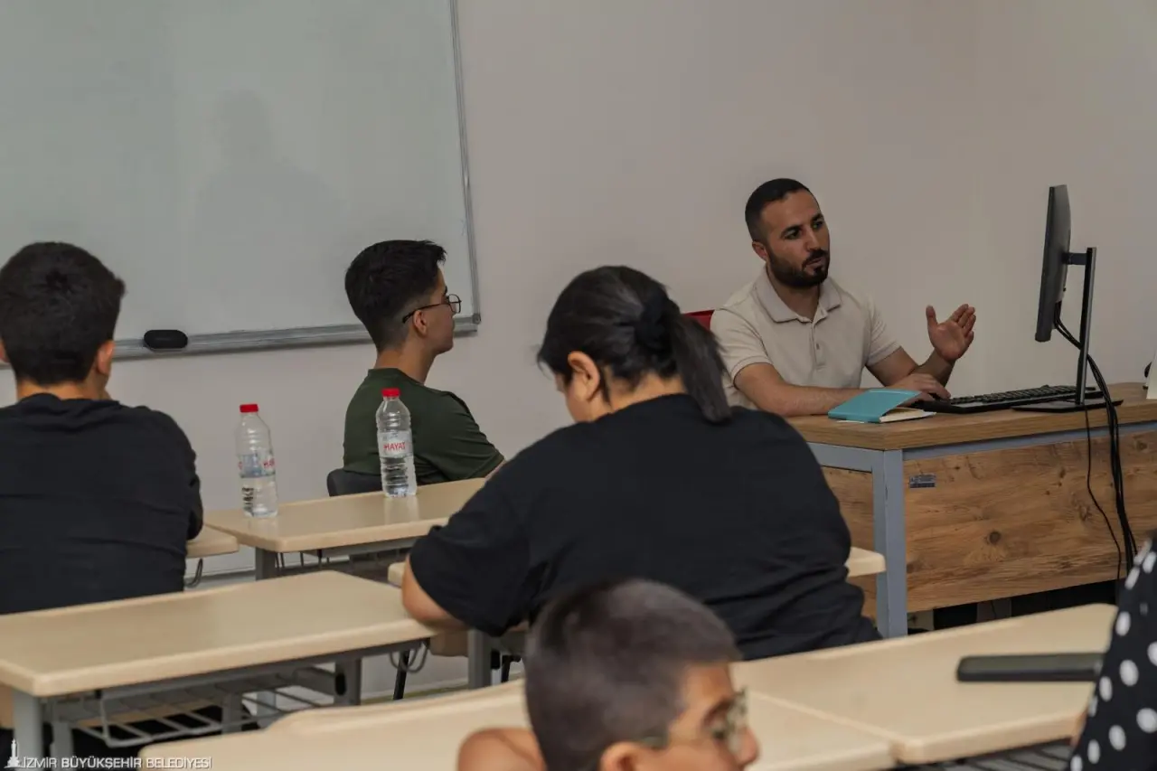 İzmir Büyükşehir Belediyesi Sınav Destek Merkezi, Liselere Geçiş Sistemi (LGS) ve Yükseköğretim Kurumları Sınavı’na (YKS) giren öğrenciler için tercih desteği sunuyor. Alanında uzman rehberlik kadrosu ile puanlarına uygun okul tercihi için ikili görüşme yapan öğrenciler, hem sınava hazırlanırken hem de tercih döneminde merkezin faydasını gördüğünü belirtiyor.