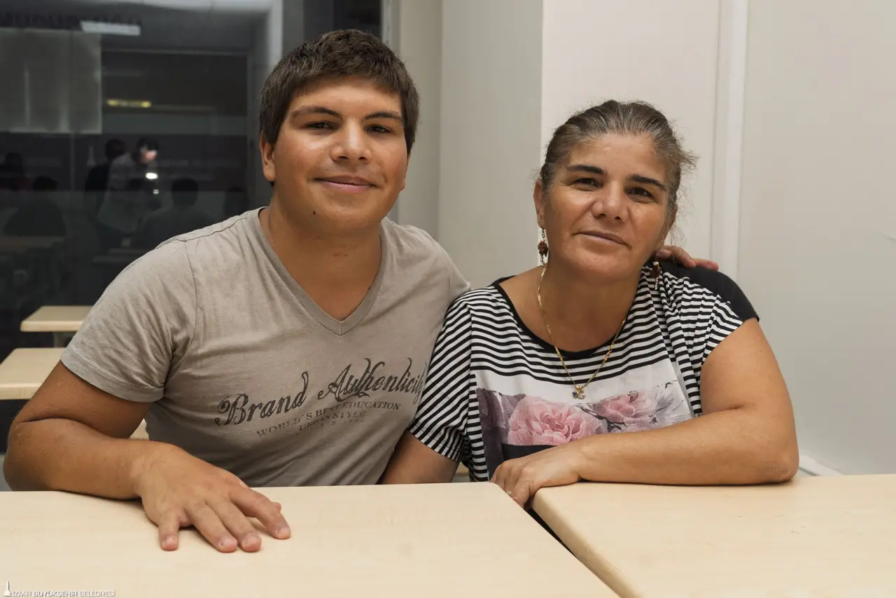 İzmir Büyükşehir Belediyesi Sınav Destek Merkezi, Liselere Geçiş Sistemi (LGS) ve Yükseköğretim Kurumları Sınavı’na (YKS) giren öğrenciler için tercih desteği sunuyor. Alanında uzman rehberlik kadrosu ile puanlarına uygun okul tercihi için ikili görüşme yapan öğrenciler, hem sınava hazırlanırken hem de tercih döneminde merkezin faydasını gördüğünü belirtiyor.