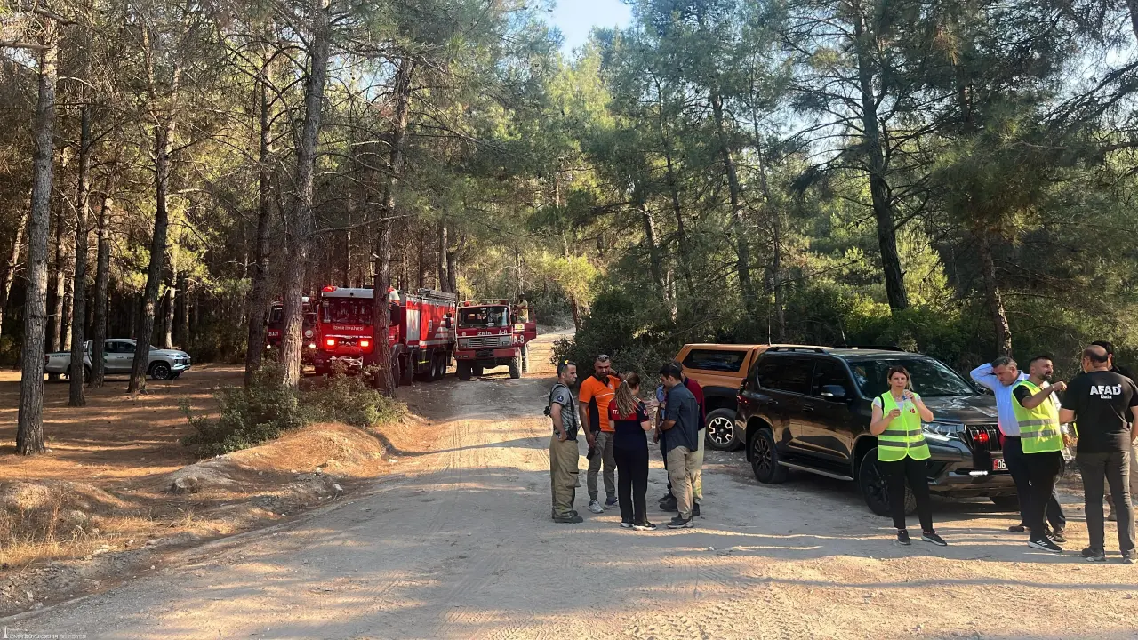 İzmir’in Gaziemir ilçesinde çıkan orman yangınına, İzmir Büyükşehir Belediyesi İtfaiye ekipleri ile Orman Bölge Müdürlüğü ekipleri havadan ve karadan müdahale ediyor. Ekipler, yerleşim alanlarına yakın bölgelerdeki alevleri büyük ölçüde kontrol altına alırken, yangının tamamen söndürülmesi için yoğun bir mücadele yürütüyor.