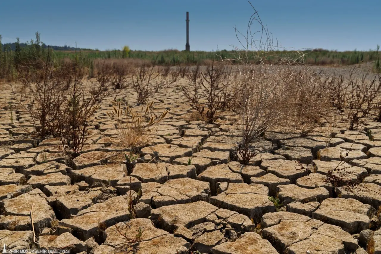 İzmir, son yılların en kurak yaz mevsimini yaşarken kentin içme suyu ihtiyacını karşılayan barajlardaki doluluk oranları endişe verici seviyelere geriledi. Gördes Barajı’nda su seviyesi sıfıra inerken, Tahtalı Barajı da kritik eşikte bulunuyor.
