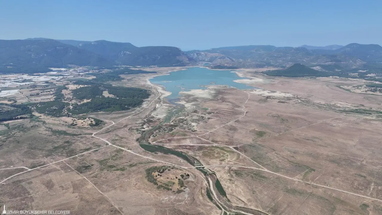 İzmir, son yılların en kurak yaz mevsimini yaşarken kentin içme suyu ihtiyacını karşılayan barajlardaki doluluk oranları endişe verici seviyelere geriledi. Gördes Barajı’nda su seviyesi sıfıra inerken, Tahtalı Barajı da kritik eşikte bulunuyor.