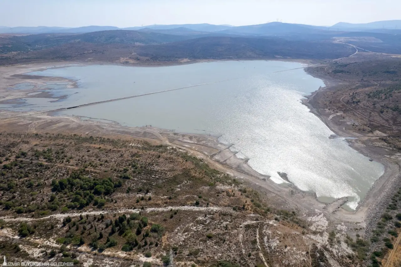 İzmir Büyükşehir Belediyesi kuraklık ve artan su tüketimi nedeniyle Çeşme’de su kesintisine başlayacağını duyurdu. 25 Temmuz’dan itibaren her gece 23.00-06.00 saatleri arasında ilçenin tamamında periyodik kesinti uygulanacak. İZSU Genel Müdürlüğü ise vatandaşları su tasarrufuna davet etti.