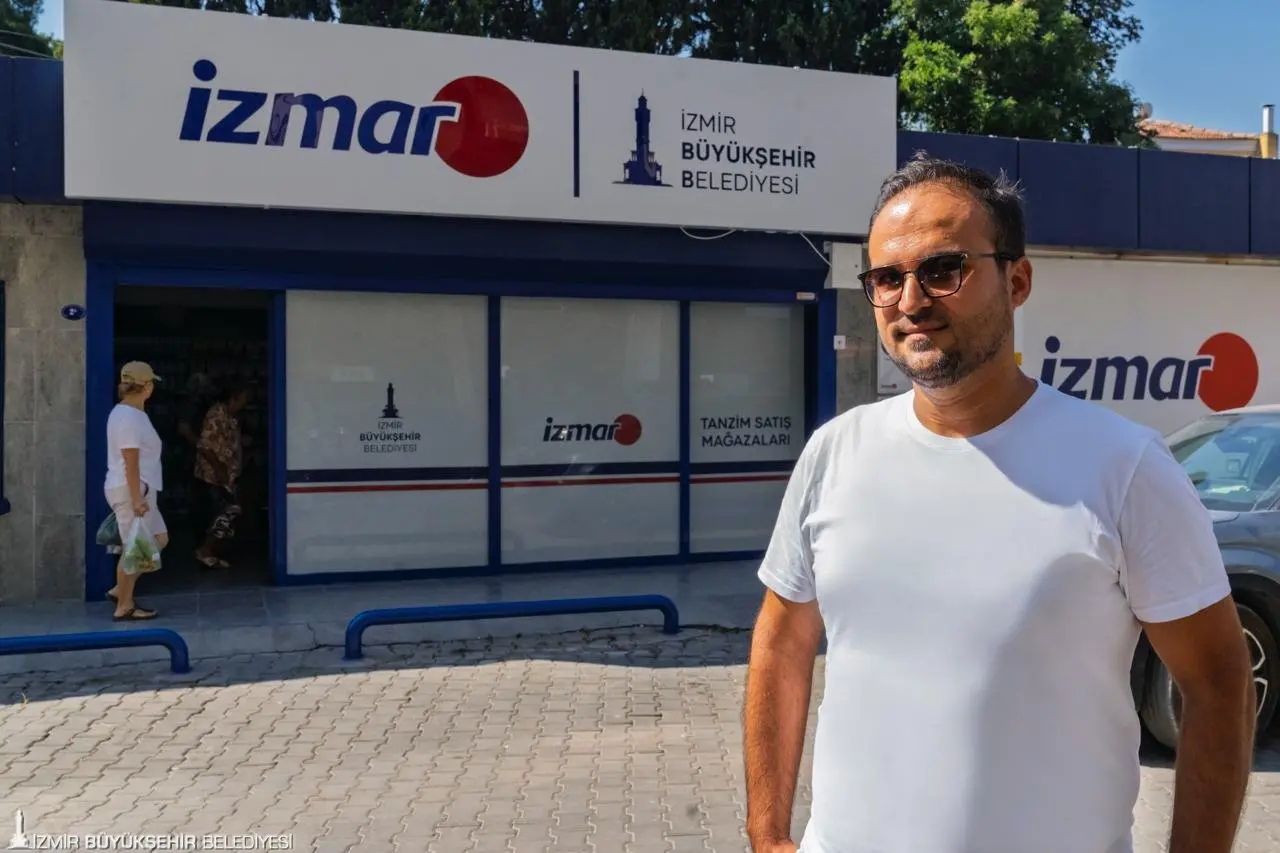 İzmir’in tanzim satış mağazaları İZMAR, 8’inci şubesini Bornova Erzene Mahallesi’nde hizmete açtı. Açıldığı günden beri İzmirlilerin yoğun ilgi gösterdiği mağazalar, vatandaşları güvenli ve uygun fiyatlı alışverişle buluşturmaya devam ediyor. İlk şubesi nisan ayında açılan İZMAR mağazaları, ülke genelinde artan fiyatlara rağmen zam yapmadan yoluna devam ediyor.