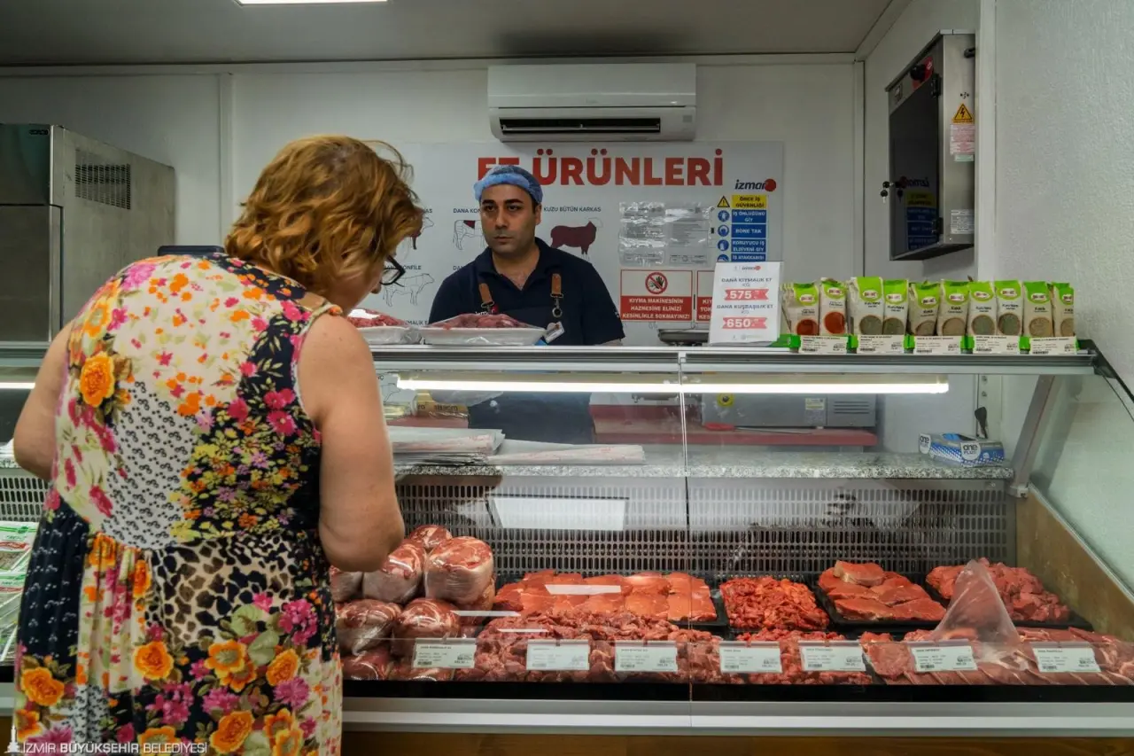 İzmir’in tanzim satış mağazaları İZMAR, 8’inci şubesini Bornova Erzene Mahallesi’nde hizmete açtı. Açıldığı günden beri İzmirlilerin yoğun ilgi gösterdiği mağazalar, vatandaşları güvenli ve uygun fiyatlı alışverişle buluşturmaya devam ediyor. İlk şubesi nisan ayında açılan İZMAR mağazaları, ülke genelinde artan fiyatlara rağmen zam yapmadan yoluna devam ediyor.