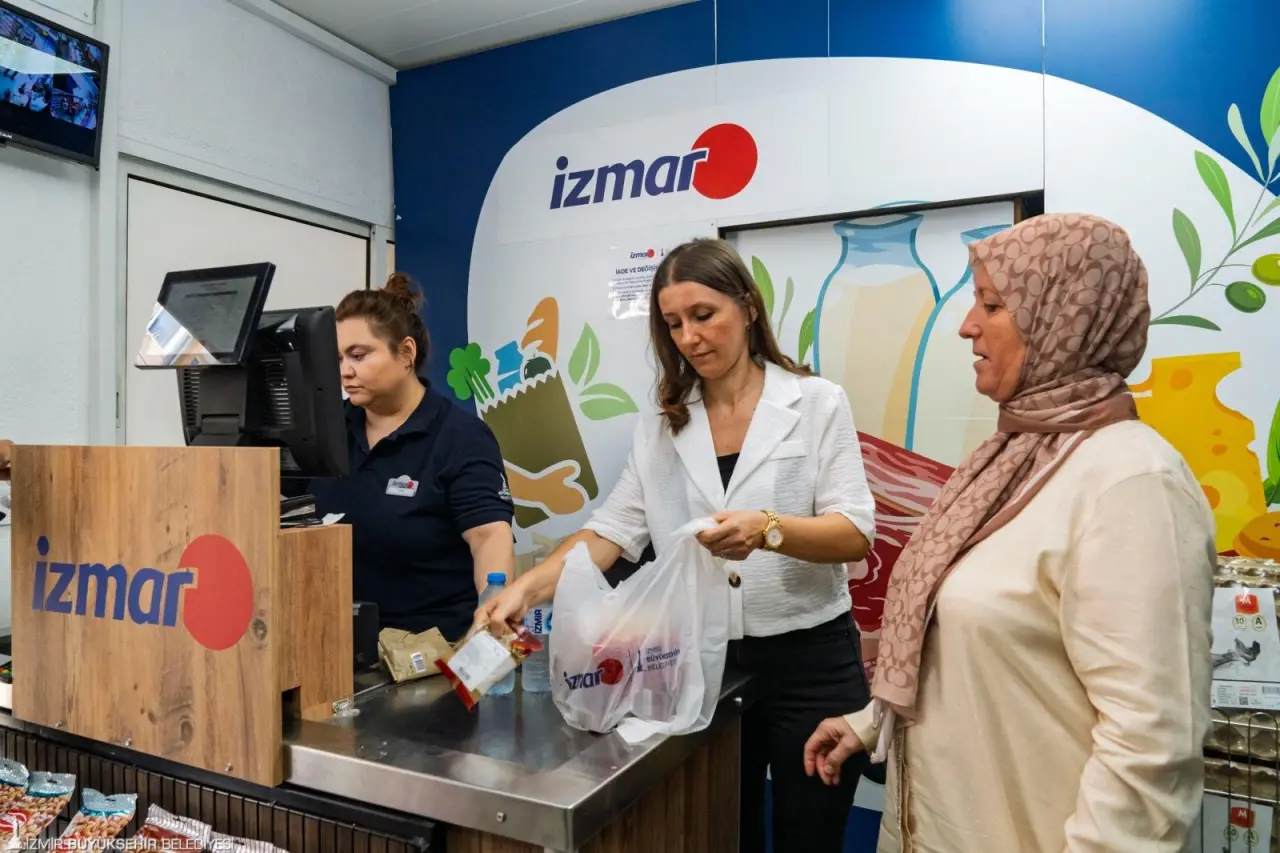 İzmir’in tanzim satış mağazaları İZMAR, 8’inci şubesini Bornova Erzene Mahallesi’nde hizmete açtı. Açıldığı günden beri İzmirlilerin yoğun ilgi gösterdiği mağazalar, vatandaşları güvenli ve uygun fiyatlı alışverişle buluşturmaya devam ediyor. İlk şubesi nisan ayında açılan İZMAR mağazaları, ülke genelinde artan fiyatlara rağmen zam yapmadan yoluna devam ediyor.