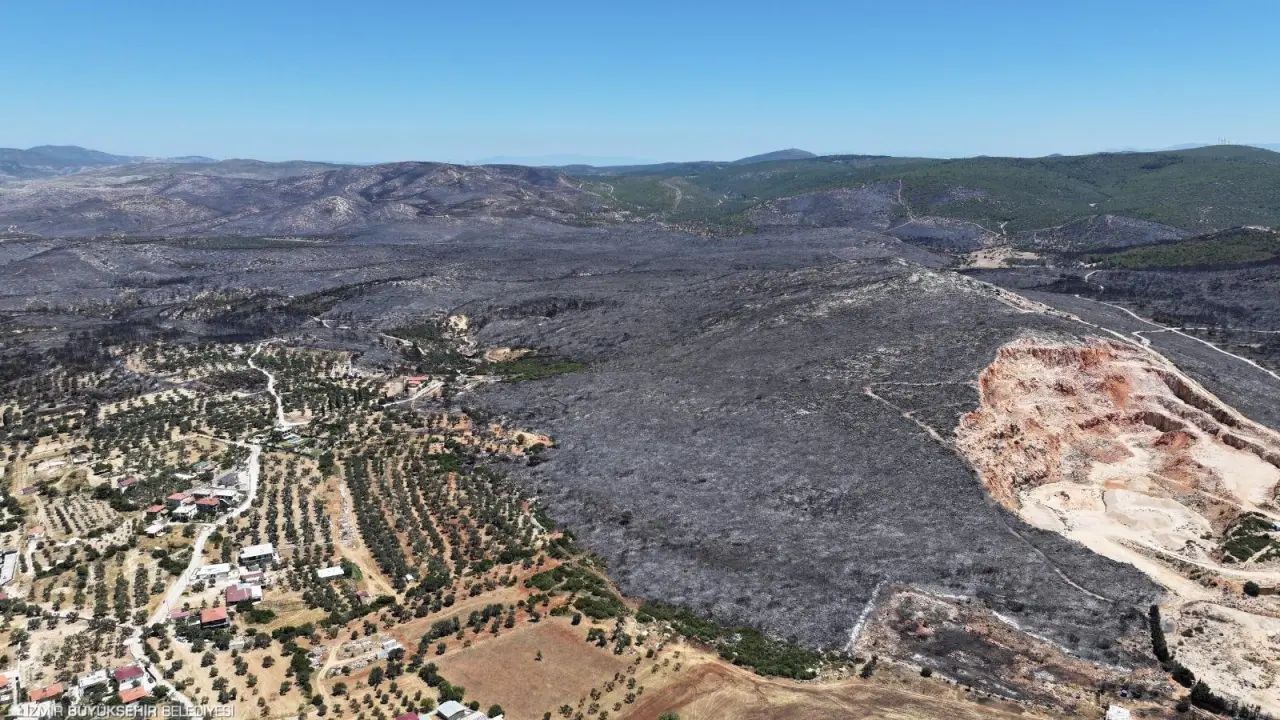 İzmir Büyükşehir Belediyesi, Başkan Dr. Cemil Tugay’ın afetlere dirençli İzmir vizyonu doğrultusunda aralıksız çalışıyor. İzmir Planlama Ajansı (İZPA), son günlerde kentin farklı bölgelerini etkileyen orman yangınlarına ilişkin önemli bir çalışma yaptı.