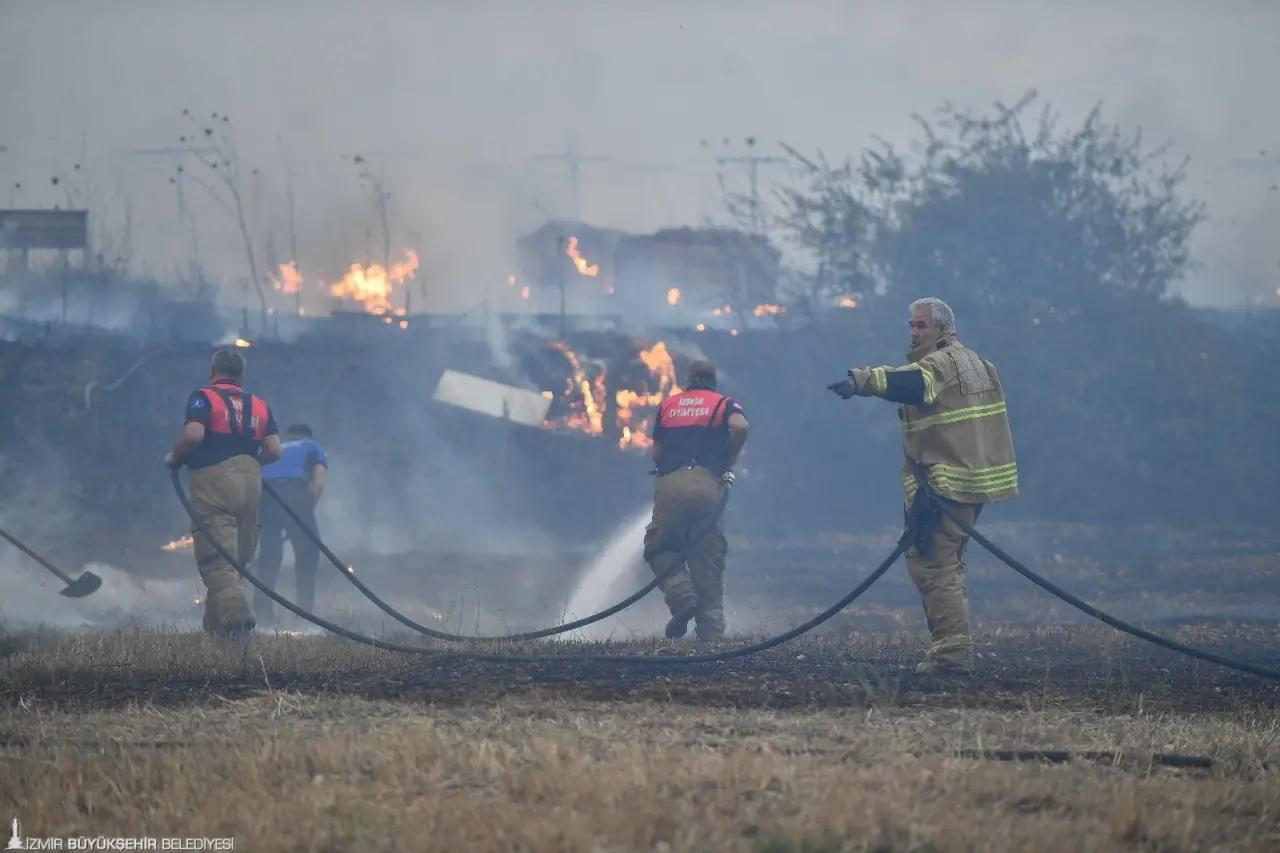 İzmir Büyükşehir Belediyesi, Başkan Dr. Cemil Tugay’ın afetlere dirençli İzmir vizyonu doğrultusunda aralıksız çalışıyor. İzmir Planlama Ajansı (İZPA), son günlerde kentin farklı bölgelerini etkileyen orman yangınlarına ilişkin önemli bir çalışma yaptı.