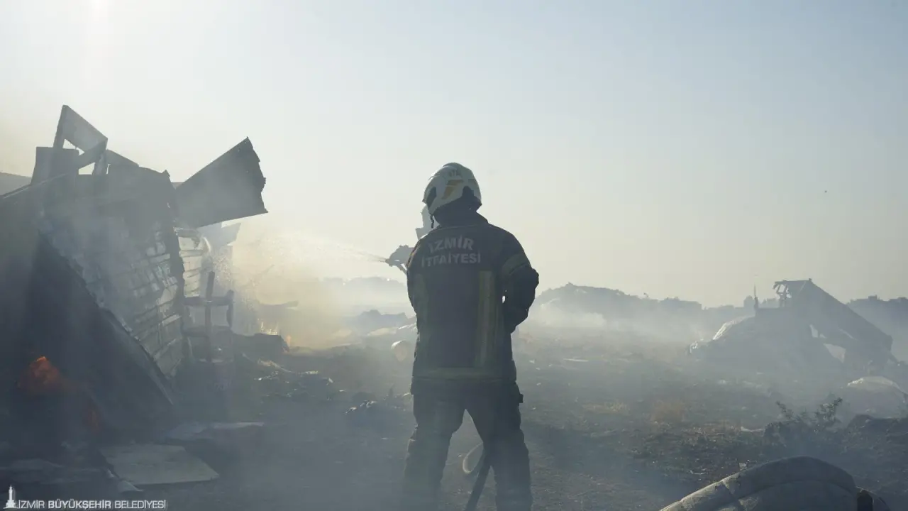 İzmir Büyükşehir Belediyesi, Başkan Dr. Cemil Tugay’ın afetlere dirençli İzmir vizyonu doğrultusunda aralıksız çalışıyor. İzmir Planlama Ajansı (İZPA), son günlerde kentin farklı bölgelerini etkileyen orman yangınlarına ilişkin önemli bir çalışma yaptı.