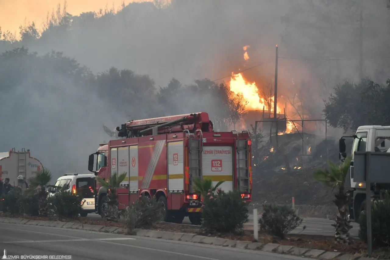 İzmir Büyükşehir Belediyesi, Başkan Dr. Cemil Tugay’ın afetlere dirençli İzmir vizyonu doğrultusunda aralıksız çalışıyor. İzmir Planlama Ajansı (İZPA), son günlerde kentin farklı bölgelerini etkileyen orman yangınlarına ilişkin önemli bir çalışma yaptı.