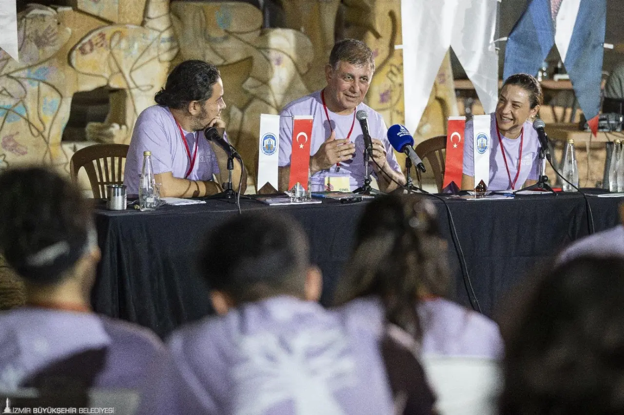 İzmir Büyükşehir Belediye Başkanı Dr. Cemil Tugay, Pamucak’ta düzenlenen TMMOB Şehir Plancıları Odası 13’üncü Yaz Eğitim Kampı’nda öğrencilerin konuğu oldu.