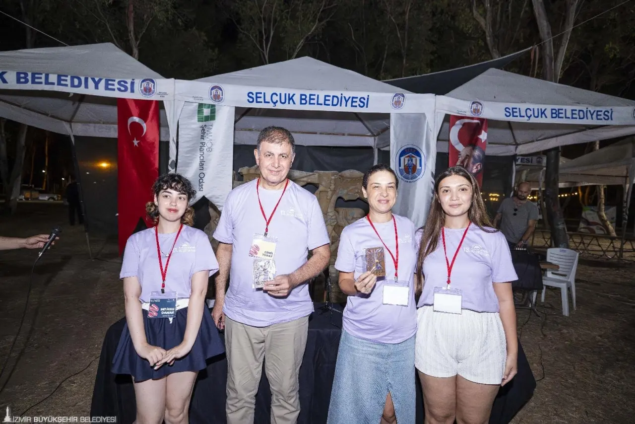 İzmir Büyükşehir Belediye Başkanı Dr. Cemil Tugay, Pamucak’ta düzenlenen TMMOB Şehir Plancıları Odası 13’üncü Yaz Eğitim Kampı’nda öğrencilerin konuğu oldu.