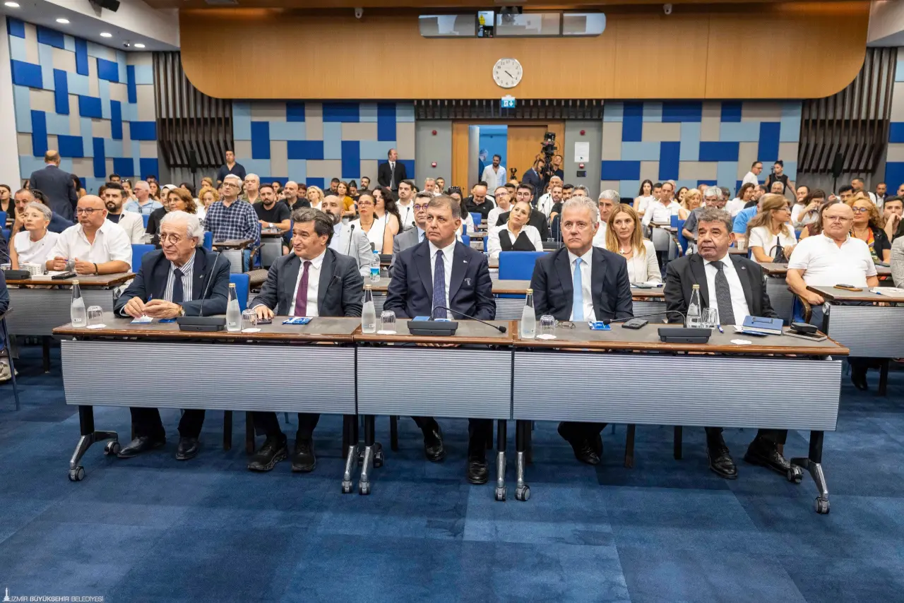 İzmir Büyükşehir Belediye Başkanı Dr. Cemil Tugay, “Mobilya Sektör Buluşmaları”na katıldı. Tugay, mobilya sektörünün büyük bir potansiyele sahip olduğunu belirterek “Bunu en iyi şekilde değerlendirmek için hepimize görev düşüyor. Markalaşmaya, tasarıma, pazarlamaya daha fazla emek harcamalıyız.  Belediye olarak üzerimize düşeni yapmaya hazırız. Sektörün geleceği için şehir olarak bir bütün olmalıyız” dedi.