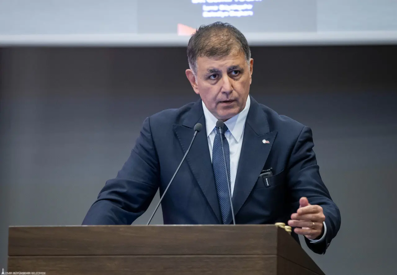 İzmir Büyükşehir Belediye Başkanı Dr. Cemil Tugay, “Mobilya Sektör Buluşmaları”na katıldı. Tugay, mobilya sektörünün büyük bir potansiyele sahip olduğunu belirterek “Bunu en iyi şekilde değerlendirmek için hepimize görev düşüyor. Markalaşmaya, tasarıma, pazarlamaya daha fazla emek harcamalıyız.  Belediye olarak üzerimize düşeni yapmaya hazırız. Sektörün geleceği için şehir olarak bir bütün olmalıyız” dedi.