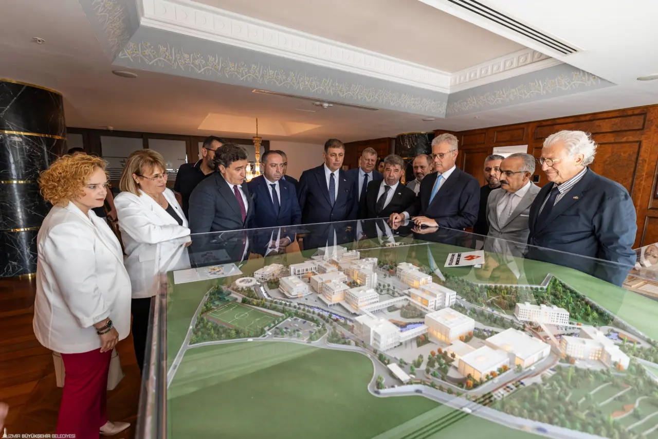 İzmir Büyükşehir Belediye Başkanı Dr. Cemil Tugay, “Mobilya Sektör Buluşmaları”na katıldı. Tugay, mobilya sektörünün büyük bir potansiyele sahip olduğunu belirterek “Bunu en iyi şekilde değerlendirmek için hepimize görev düşüyor. Markalaşmaya, tasarıma, pazarlamaya daha fazla emek harcamalıyız.  Belediye olarak üzerimize düşeni yapmaya hazırız. Sektörün geleceği için şehir olarak bir bütün olmalıyız” dedi.