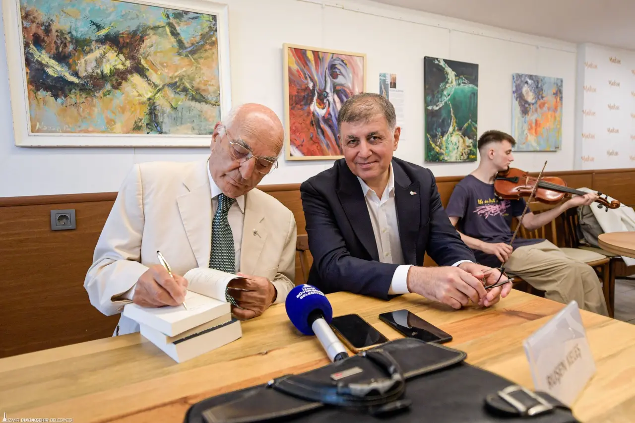 Kentleşme ve yerel yönetimler alanında önemli eserlere imza atan ve çok sayıda bilim insanının da yetişmesine katkı sağlayan Prof. Dr. Ruşen Keleş, İzmirli okurlarıyla imza gününde buluştu. Etkinliğe katılan İzmir Büyükşehir Belediye Başkanı Dr. Cemil Tugay, Prof. Dr. Ruşen Keleş’in “Başka Bir Aşk İstemez”, “Yerinden Yönetim Ve Siyaset” ve “Yeşil Yeni Düzen” kitaplarını imzalattı.