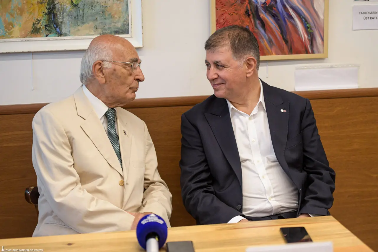 Kentleşme ve yerel yönetimler alanında önemli eserlere imza atan ve çok sayıda bilim insanının da yetişmesine katkı sağlayan Prof. Dr. Ruşen Keleş, İzmirli okurlarıyla imza gününde buluştu. Etkinliğe katılan İzmir Büyükşehir Belediye Başkanı Dr. Cemil Tugay, Prof. Dr. Ruşen Keleş’in “Başka Bir Aşk İstemez”, “Yerinden Yönetim Ve Siyaset” ve “Yeşil Yeni Düzen” kitaplarını imzalattı.